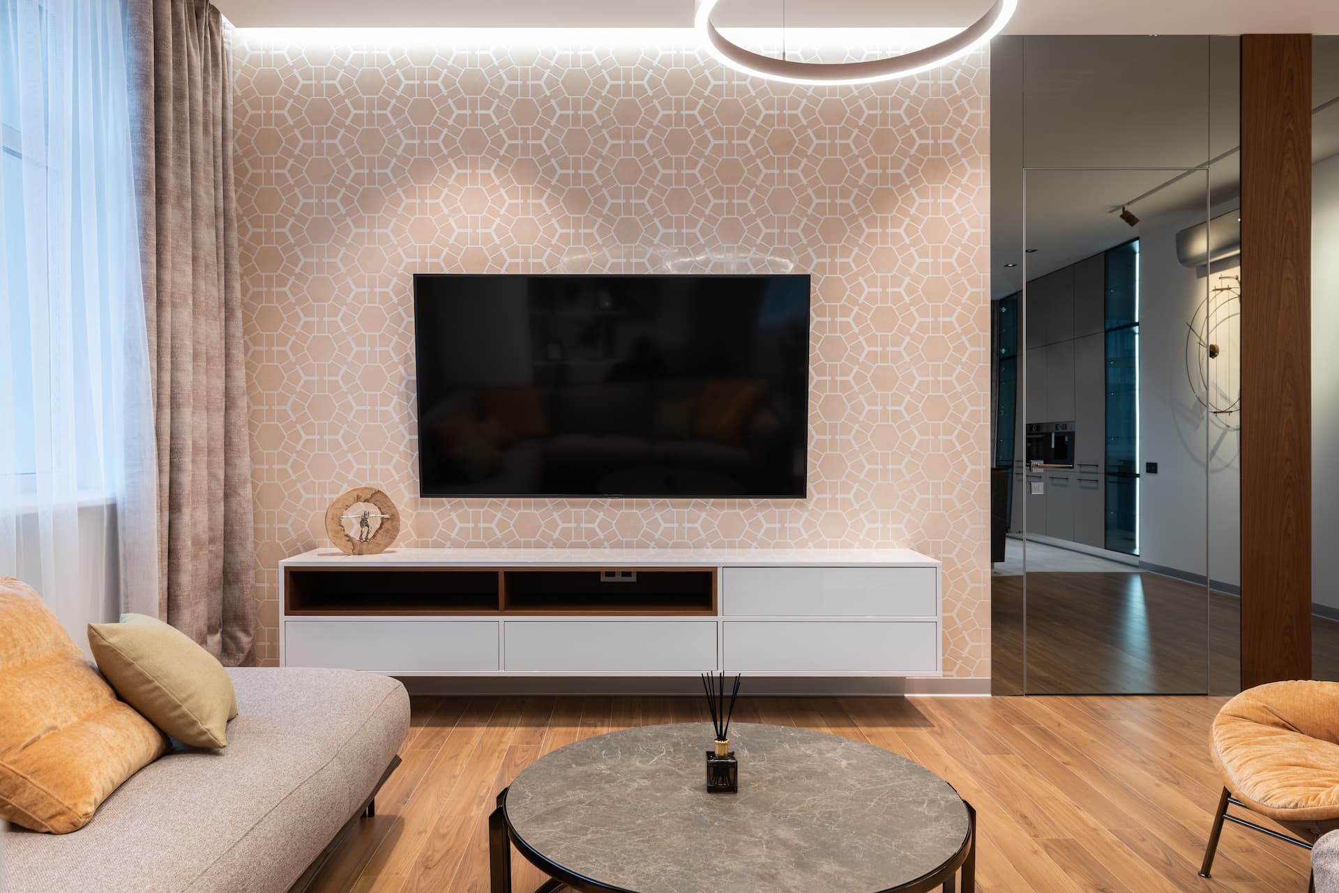Mueble a medida debajo de la televisión.